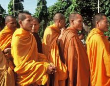 Sdostasien, Laos: Land des Lchelns - Mnche in traditionellen Gewndern