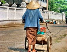 Sdostasien, Laos: Land des Lchelns - Frau mit kleinem Fahrrad-Wagen